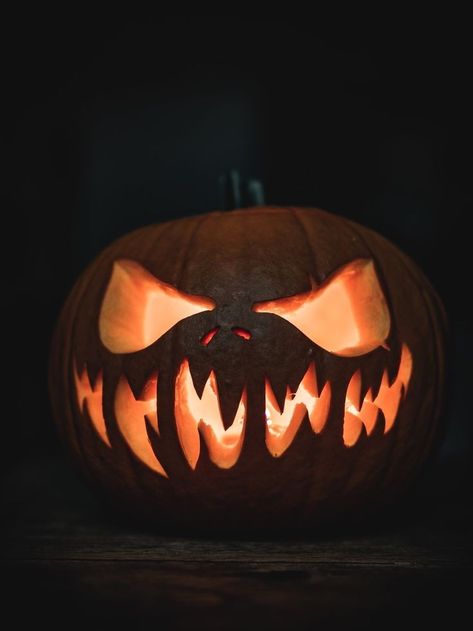 Dovleci Halloween, Pumpkin Carving Scary, Pumpkin Carving Inspo, Halloween Pumpkins Carvings Designs, Pumpkin Cravings, Cute Pumpkin Carving, Helloween Wallpaper, Pumpkin Scary, Pumkin Carving