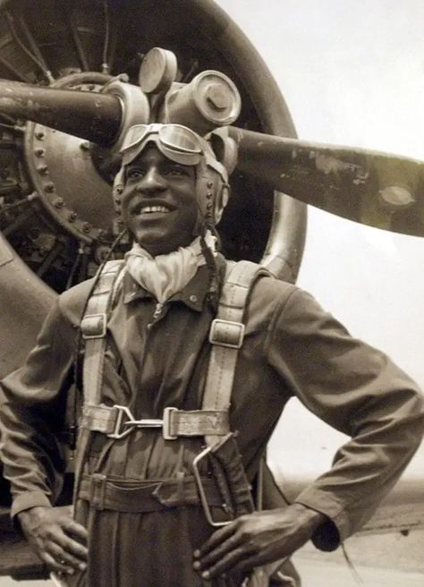 With the world at war, Granville enlisted in the U.S. Army Air Corps at Camp Robertson in Little Rock during his freshman year. Tuskegee Airman, To My Grandma, Buffalo Soldiers, Army Air Corps, Tuskegee Airmen, Wwii Fighters, Ww2 Planes, Wwii Aircraft, Photos Vintage