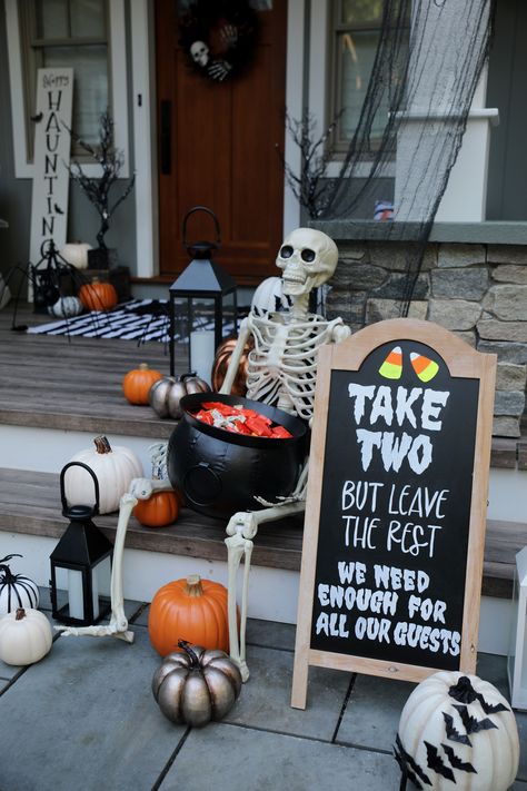 Halloween Candy Give Out Ideas, Halloween Candy Outside Ideas, Halloween Porch Candy Holder, Trick Or Treating Set Up, Self Serve Trick Or Treat Ideas, Halloween Outdoor Candy Table, Scary Trick Or Treat Ideas, Front Door Halloween Candy Bowl, Cool Halloween House Decorations