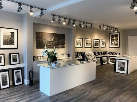 Art Gallery Shop Interior, Art Gallery Design Ideas, Art Gallery Design Interior, Photographer Office Ideas, Photography Office Ideas, Small Photography Studio, Photographers Office, Art Showroom, Studio Display