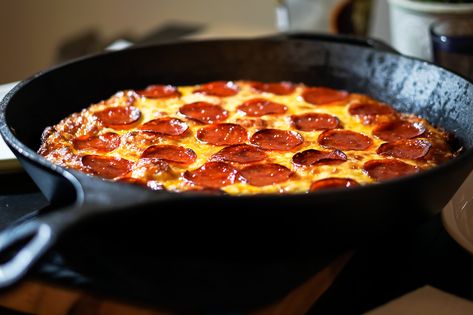 How to cook pizza in a cast iron pan Frying Pan Pizza, Cake Batter Recipes, Classic Brownies Recipe, Fancy Pizza, Cast Iron Pizza, Skillet Pizza, Iron Skillet Recipes, Cooking Pizza, Cast Iron Skillet Recipes