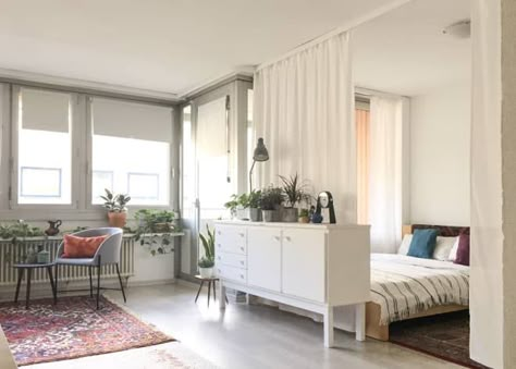 Check out this Smart Layout with Pop of Colors Small/Cool Space | Apartment Therapy Ways To Divide A Room, Small Apartment Solutions, One Room Apartment, How To Split, Studio Apartment Living, Studio Apartment Divider, Deco Studio, Studio Apartment Layout, Apartment Layout