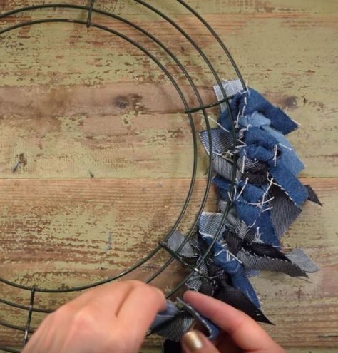 Turn old jeans into pretty front door decor Jean Crafts Ideas, Denim Wreaths, Deco Mesh Wreaths Diy, Denim Crafts Diy, Easy Diy Wreaths, Mesh Wreath Diy, Blue Jeans Crafts, Denim And Diamonds, Fabric Wreath