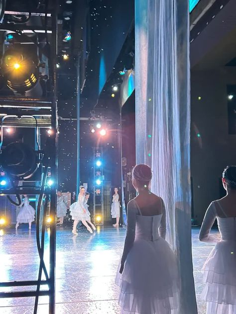 nutcracker snow backstage Nutcracker Backstage, Snow Queen Nutcracker, Snow Nutcracker, Matthew Core, Nutcracker Aesthetic, Nutcracker Season, Dancer Things, Ballet Drawings, Hp Universe