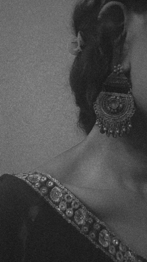 Jhumka Asthetic Picture, Saniya Core Aesthetic, Priya Core Aesthetic, Traditional Aesthetic Photography, Girl Traditional Aesthetic, Traditional Asthetic Picture, Aesthetic Self Portrait Poses, Traditional Aesthetic Pics, Traditional Girl Aesthetic