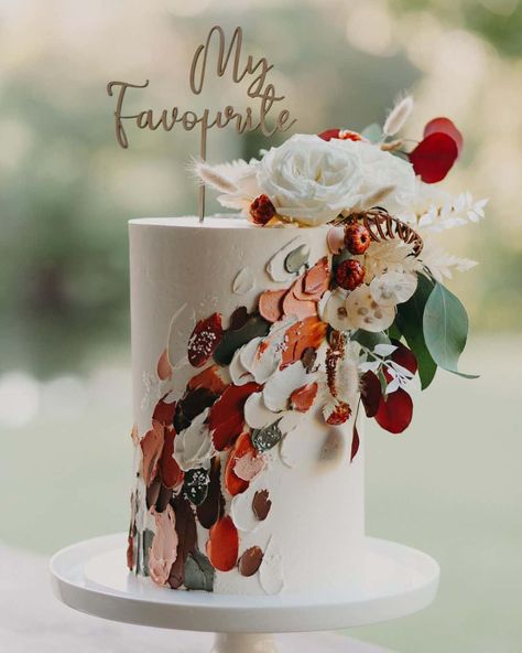 Modern Wedding Cake Designs, Tall Wedding Cakes, Chocolate Hazelnut Cake, Buttercream Cake Designs, Boho Cake, Fresh Flower Cake, Tall Cakes, Modern Cakes, Simple Wedding Cake