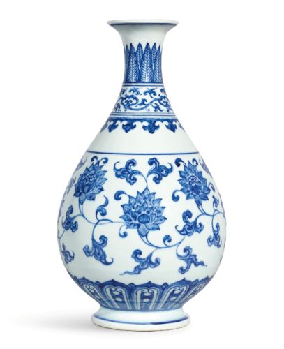 Ming Vase, Sothebys Art, Chinese Vase, Chinese Blue, Blue Pottery, White Lotus, Blue And White China, Chinese Ceramics, Porcelain Art