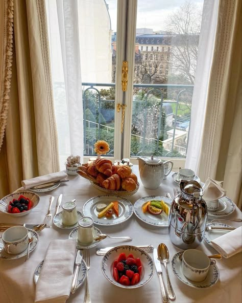 Luxury Breakfast Table, Ballet Diet, Luxury Breakfast, Parisian Breakfast, Luxury Europe, Aesthetic Hotel, Nightlife Party, Visual Gallery, Breakfast Aesthetic