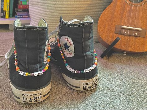 Converse Chain, Doodles On Converse, Shoe Chains, Diy Converse, Converse Accessories, Boot Chains, Shoes Boot, Embroidered Shoes, Clothes Crafts