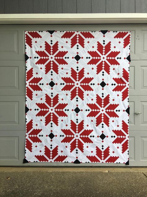 Knitted Star Quilt, Quilt Snowflake, Fair Isle Quilt, Snowflake Quilts, Scandinavian Quilts, Modern Christmas Quilt, Knitted Star, Crochet Tatting, Square Bed