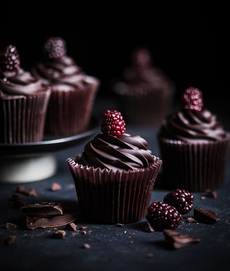 Cupcake Aesthetic, Cupcakes With Chocolate Frosting, Cupcake Photography, Food Photography Dessert, Dark Chocolate Cupcakes, Cupcakes With Chocolate, Chocolate Photos, Dark Food Photography, Dark Food