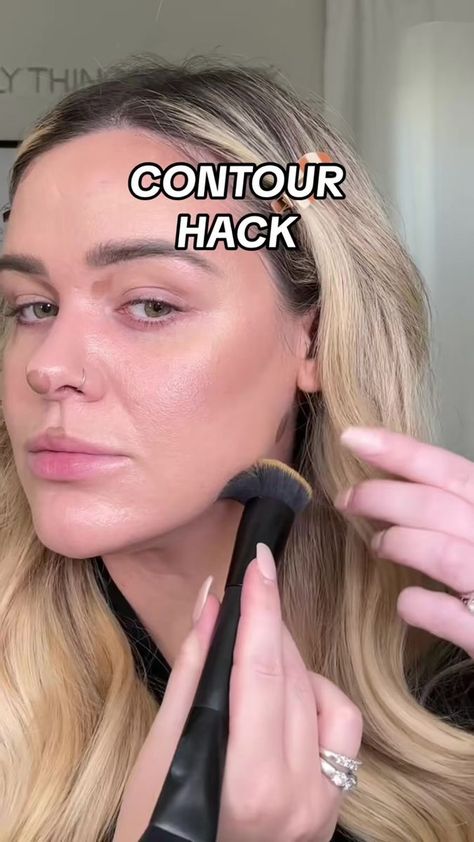 Ally Things Beauty | A hack for how to contour the jawline for a slimmer profile #contour #jawlinecontour #makeuphacks #makeuptips #beautyhacks #makeuptipsandtricks #makeupforbeginners #beautytips #howto | Ally Things Beauty Easy Contouring, Contouring For Beginners, How To Contour, Contour Makeup Tutorial, Face Makeup Tips, Clown Makeup, Makeup Looks Tutorial, Face Contouring, Makeup For Beginners