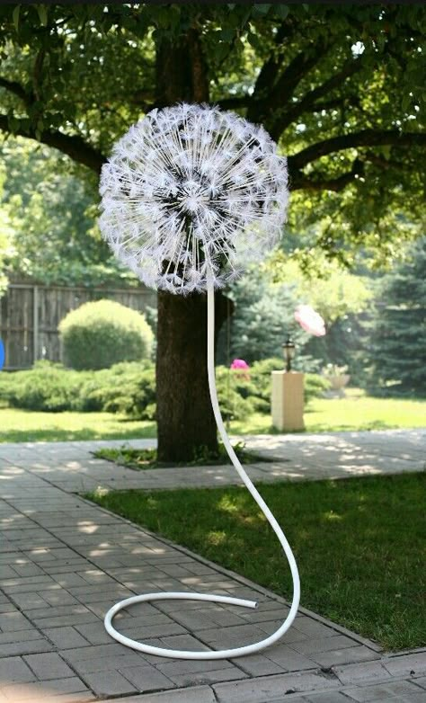 Giant Flowers Diy, Recycled Garden Art, Organic Modern Decor Living Room, Candy Land Christmas Decorations Outdoor, Recycled Garden, Christmas Float Ideas, Office Christmas Decorations, Garden Art Sculptures Diy, Crazy Hair Day At School