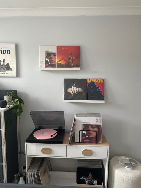 The Weeknd Record, Record Player Setup Bedroom, Room Inspo Music, Music Shelves, Billie Eilish Room, Record Room Ideas, Vinyl Taylor Swift, Vinyl Record Room, Living Room Vinyl