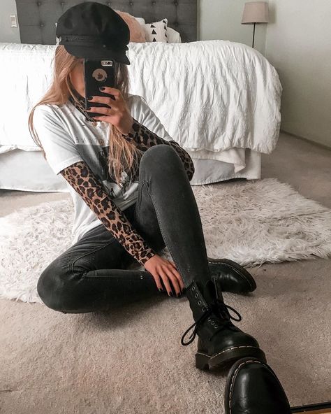 Beanie Outfit Grunge, Band Gig Outfit, Band Tee Outfits Winter, Brixton Hat Outfit, Rock Tee Outfit, Mesh Tank Top Outfit, Band Tee Outfits Grunge, Band Tshirt Outfit, Black Beanie Outfit