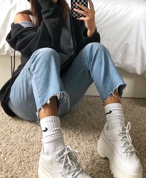 Nike Socks Outfit Jeans, White Nike Socks Outfit, Nike Socks Outfit, White Nike Socks, Socks Aesthetic, Socks Outfit, Nike Looks, Sock Outfits, Nike Socks