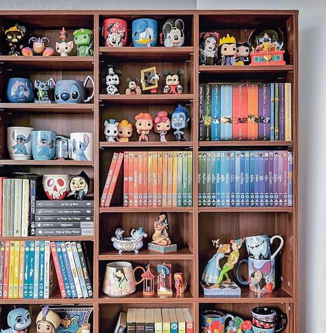 Disney Doorables Display Ideas, Disney Themed Rooms, Casa Disney, Deco Disney, Disney Room, Disney Bedrooms, Disney Room Decor, Bookshelf Inspiration, Room Inspired