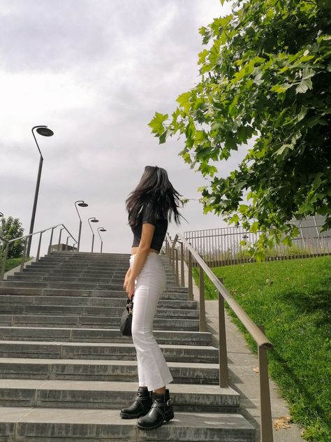 Photoshoot On Stairs, Pants Aesthetic Outfit, Photoshoot Stairs, Stair Poses, Street Fashion Shoot, College Pics, Stairs White, Pants Aesthetic, Pool Poses