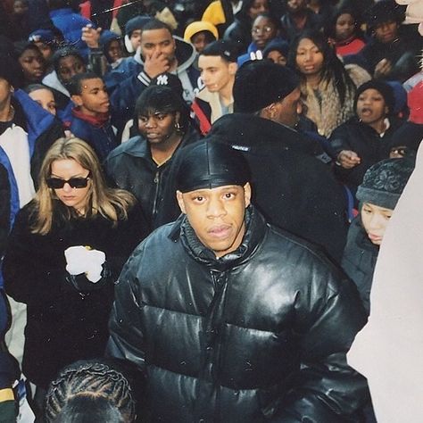 Jay-Z handing out toys to local children for Christmas in the Marcy Projects, Brooklyn. (1999) #90s #jayz #christmas #hiphop @90s.era Jay Z Outfits, Jay Z 90s, Young Jay Z, Apartment Prints, People Inspiration, Hip Hop Classics, Beyonce Outfits, 90s Hip Hop Fashion, Key Notes