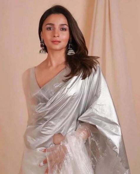 Blouse Designs For Sangeet, Alia Bhatt Looks, Bollywood Fashion Saree, Silver Saree, Wedding Bridge, Bollywood Saree Blouse Designs, Alia Bhatt Hairstyles, Alia Bhatt Saree, Bollywood Sarees Online