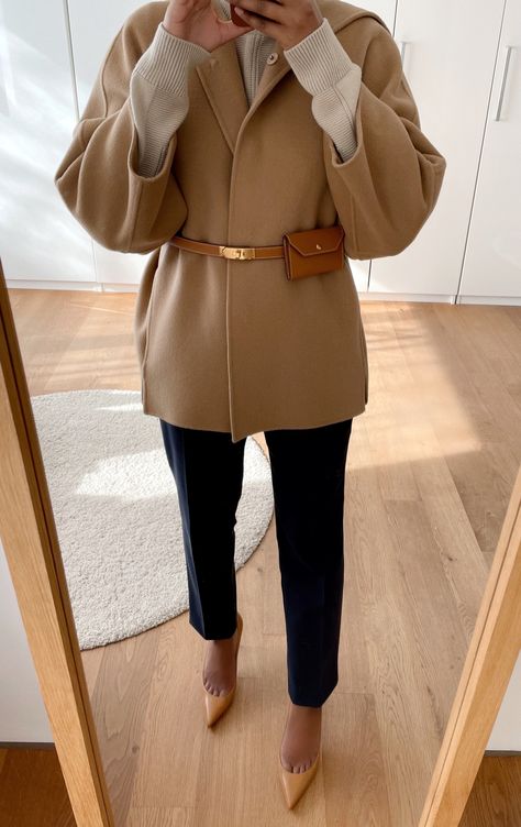 Hermes Kelly Pocket Belt outfit idea. Neutral spring outfit. Hermes Kelly Pochette Outfit, Kelly To Go Hermes Outfit, Kelly Belt Outfit, Dress Belt Outfit, Hermes Aesthetic Fashion, Hermes Kelly Belt Outfit, Kelly Belt With Pouch, Belt Outfits For Women, Hermes Belt Women Outfits