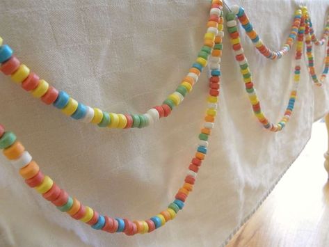 Garlands made of candy necklaces. Very cool. Diy Candy Necklace, Candy Birthday Party Ideas, Chocolate Factory Party, Willy Wonka Party, Candy Themed Party, Owl Birthday Parties, Candy Birthday, Vanellope Von Schweetz, Candy Necklace