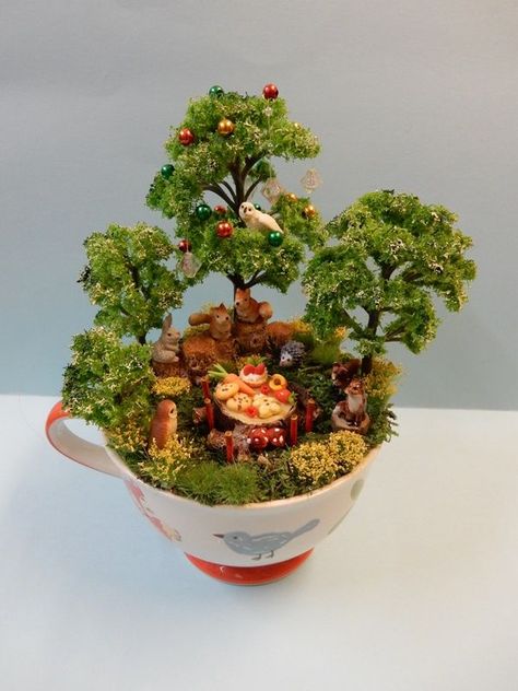 ‘Christmas Lunch’ - #teacup #diorama #miniature #world - by #Love #Harriet @ https://lily-and-dot.myshopify.com/ Tea Cup Art, Leave Art, Miniature World, Christmas Lunch, Cup Art, Polymer Clay, Tea Cups, Lily, Miniatures