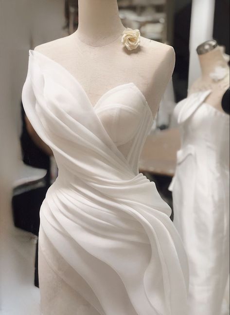 Bridal Dresses 2023 Trends, Wedding Dresses Hollywood Glamour, Unique Bodice Designs, Wedding Dress With Draping, Drapping Dress Fashion, Drapping Dress Ideas, Mini Dress Aesthetic, Mini Dress Fall, Draped Wedding Dress