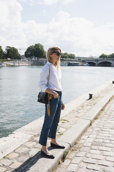 Comment adopter le style parisien ? Les 10 indispensables mode de la parisienne - Le Dressing Idéal Style Chic Parisien, French Minimalist, Style Parisienne, Parisienne Chic, White Button Down Shirt, Blouse Style, Style Challenge, Chanel Vintage, White Button Down