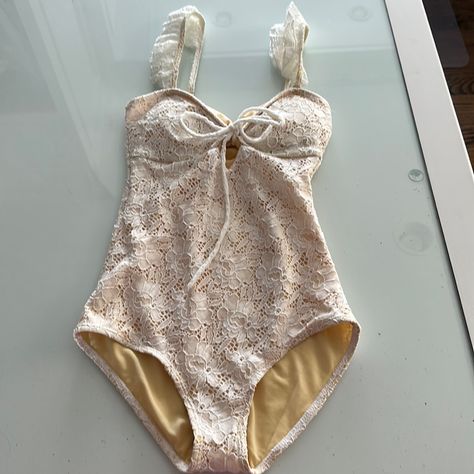 Chicwish Brand New White Ruffled With Flowers White Beautiful One Piece Bathing Suit. Princess Bathing Suit, Swimming Suits One Piece, Coquette Swimsuit, Classy Swimwear, Swim Clothes, Pretty Swimsuits, Singer Dr, Coquette Summer, Beautiful Bathing Suits