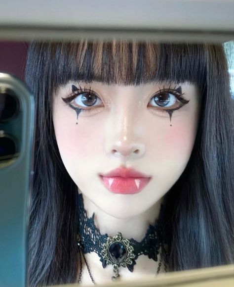 Fangs Makeup, Douyin Vampire Makeup, Pretty Doll Makeup, Anime Halloween Makeup, Make Up For Halloween Ideas, Halloween Makeup Asian, Cute Cat Makeup, Douyin Halloween Makeup, Korean Halloween Costumes