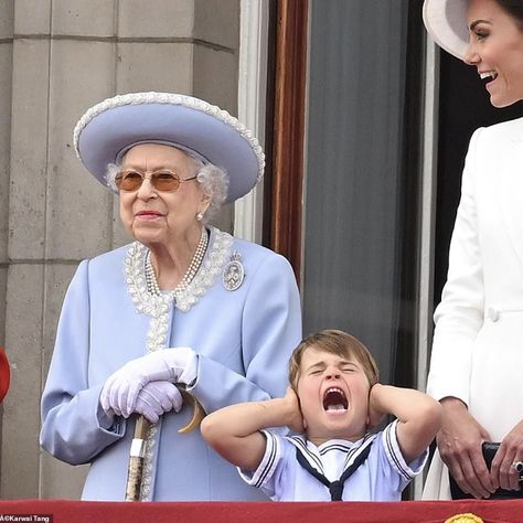 Those planes are loud! Queen Elizabeth and Prince Louis and The Duchess of Cambridge. Platinum Jubilee. 2022 Rainha Elizabeth Ii, Lady Louise Windsor, Elisabeth Ii, Catherine Elizabeth Middleton, Platinum Jubilee, God Save The Queen, Wales Family, Prince Louis, Her Majesty The Queen