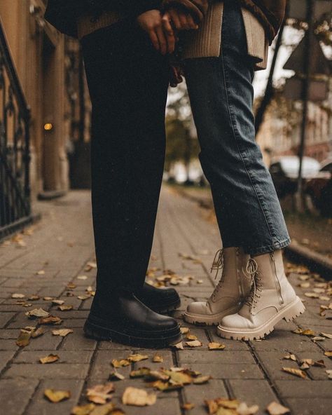 Street Photo Couple, Couple Shoot Outdoor Photo Poses, Cozy Fall Engagement Photos, Lovestory City, Autumn Couple Photoshoot, Fall Decor Ideas For Bedroom, Fall Date Ideas, Bedroom Fall Decor, Decor Ideas For Bedroom