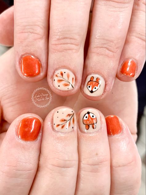 Leafy, foxy Nail Art Fox Design, Hedgehog Nails, Fox Nail Art, Foxy Nails, Ocean Nail, Fox Nails, Animal Print Nails Art, Nails Holiday, Really Cute Nails