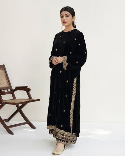 Plain Velvet Suit Design, Dress Design Pakistani, Velvet Kurti, Velvet Suit Design, Dress Design Ideas, Eastern Dresses, Velvet Dress Designs, Womens Trendy Dresses, Desi Fashion Casual