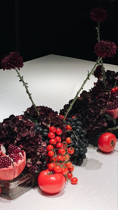 Vegetable Centerpieces Wedding, Dinner Table Floral Arrangements, Vegetable Table Decor, Red Flower Installation, Surrealist Tablescape, Vegetable Tablescape, Moody Wedding Table Setting, Vegetable Centerpieces, Fruit Centerpieces