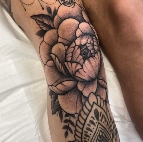 Peonies Knee Tattoo, Peony On Knee Tattoo, Peony Kneecap Tattoo, Knee Tattoo Peony, Knee Peony Tattoo, Peony Leg Sleeve Tattoo, Full Knee Tattoo, Peony Leg Sleeve, Flowers Knee Tattoo