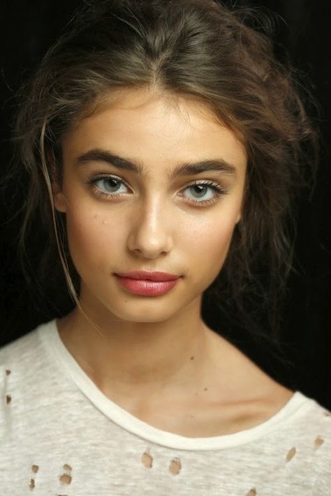 Thick eyebrows , messy hair, light mascara, tinted lips. Model Tips, V Model, Makeup Tip, Taylor Marie Hill, Thick Eyebrows, Glow Skin, Taylor Hill, Rosie Huntington Whiteley, Fresh Face