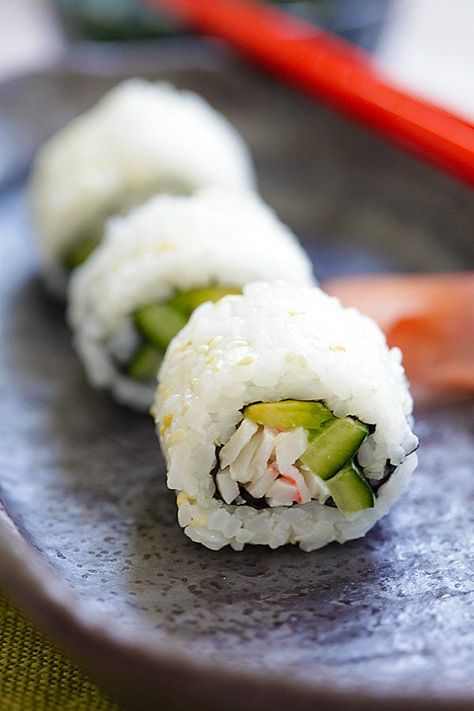 A California roll sushi recipe cut into 3 pieces, ready to serve with chopsticks. California Roll Recipes, Resep Sushi, California Roll Sushi, Tuna Roll, California Rolls, Truffle Sauce, Cibo Asiatico, Homemade Sushi, California Roll