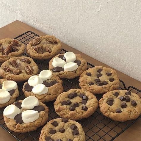 Smores Cookies Aesthetic, Burnt Cake, Toast Art, Cafe Plan, Desserts Aesthetic, Tiny Restaurant, Cake Bakery, Think Food, Puddings