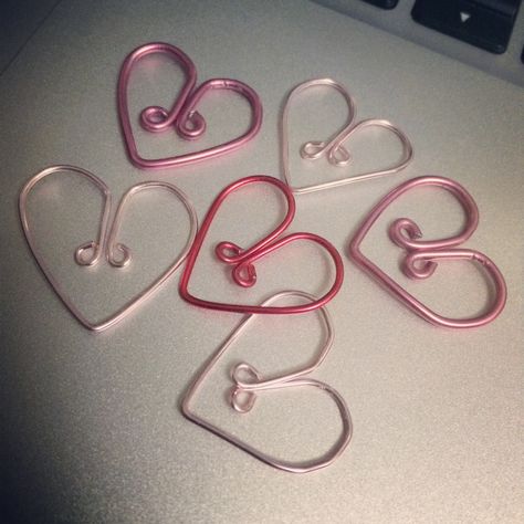 Paperclip Heart Diy, How To Make A Heart Paperclip, Things To Make Out Of Paper Clips, Paperclip Bookmarks Diy, Paper Clip Heart, Paperclip Heart, Heart Paper Clip, Wind Spinners Diy, Paper Clips Diy