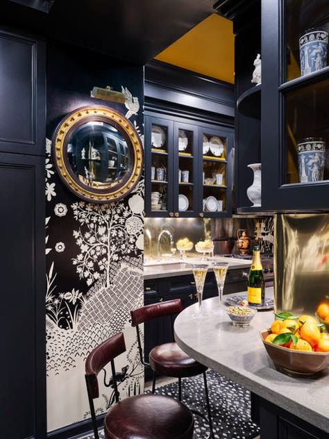 Designer Garrow Kedigian bestows his high-gloss brand of wizardry on his exuberant apartment at the legendary Carlyle Hotel. Kitchens Colors, Kitchen Glam, Kitchen Paint Ideas, 1920 Home, Kitchenette Ideas, Blue Kitchen Designs, Luxury Kitchen Designs, Moody Kitchen, Stockholm Apartment