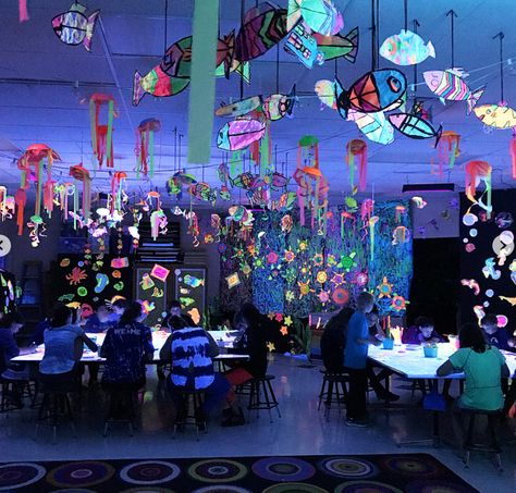 Black Light Art, Black Light Room, Glow Projects, Blacklight Art, Art Conference, Black Lights, Art Projects For Kids, Underwater Art, Glowing Art