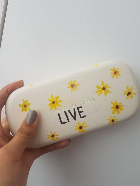 Painting On Specs Case, Glasses Case Painted, Aesthetic Glasses Case, Glasses Case Aesthetic, Sunglasses Diy, Mom Presents, Glasses Case Hard, Painting Backpack, Eye Glasses Case