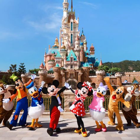 Disneyland Hongkong Aesthetic, Hongkong Aesthetic, Best Places In New York, Hongkong Disneyland, Disney Hong Kong, Disney Castles, Disneyland Family, Disney 100, Disney Artwork