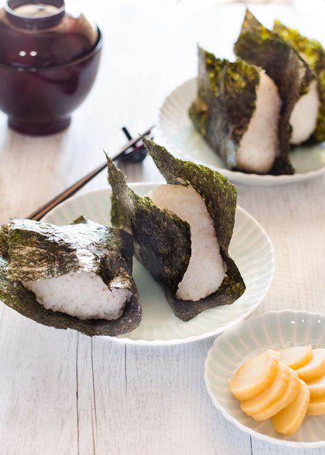 Nothing is more comforting than onigiri (Japanese rice ball) wrapped in yaki nori (roasted seaweed sheet) with salted grilled salmon inside the rice. Yum! Easy Onigiri, Seaweed Snacks Recipes, Salted Salmon, Roasted Seaweed, Rice Wraps, Rice Snacks, Seaweed Snacks, Maria Theresa, Rice Ball