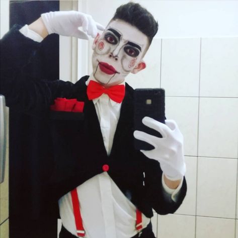 #saw #costume #malecostume Saw Halloween Costume, Saw Costume, Saw Makeup, Jigsaw Makeup, Saw Halloween, Halloween Hombre, Halloween Men, Male Makeup, Halloween 2024