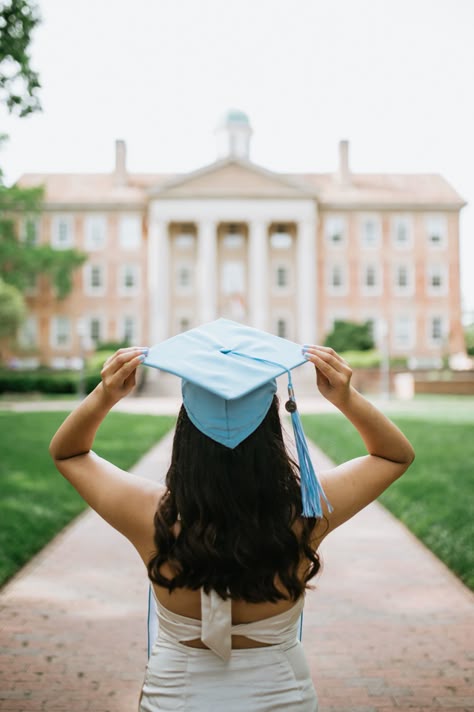 A gorgeous day for graduation at UNC! Get inspired by college senior photos in North Carolina, High Point University graduation photo ideas, college senior outfit ideas, grad inspo, college senior portraits on campus, and college graduation champagne pop photos. Book Shannon for your UNC, High Point University, HPU, Greensboro University, Guilford College, Greensboro College, Wake Forest University graduation portraits now at https://shannonmurphyphotography.mypixieset.com Csu Graduation Pictures, Graduation Campus Pictures, Grad Cap Photos, Senior Picture Ideas On Campus, Cute Grad Photos, University Grad Photos, Cool Grad Pics, Unc Graduation Pictures, Grad Pics College