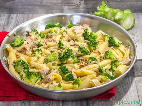 Tuna And Broccoli, Pasta With Tuna, Pasta With Broccoli, Broccoli Pasta Bake, Pasta Seafood, Pasta Bake Recipe, Fish Pasta, Tuna Recipe, Raw Broccoli