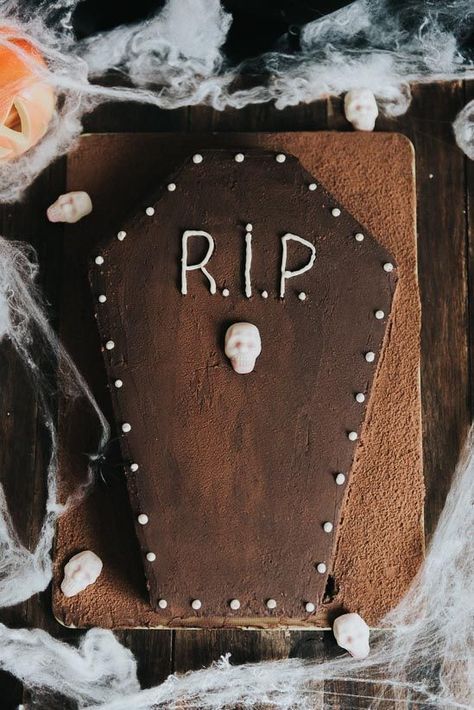 Halloween Coffin Cake, Coffin Cake, Birthday Preparation, Gothic Birthday Cakes, Spring Nails Coffin, Easy Halloween Snacks, Postres Halloween, Recetas Halloween, 30th Birthday Themes